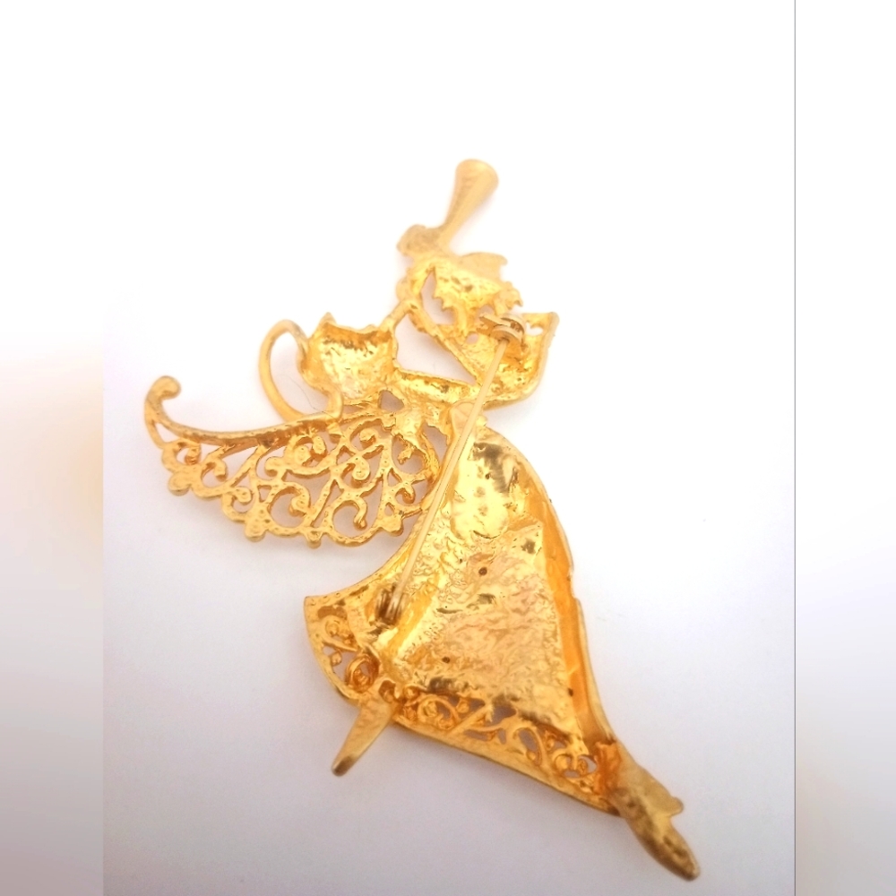Gold Angel blowing a trumpet